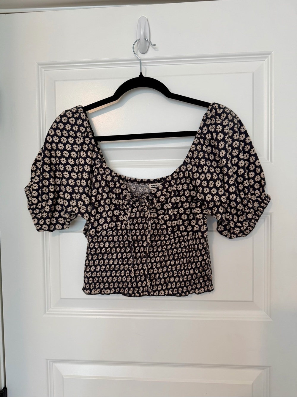 Billabong Black Crean Flower Puff-Sleeve Scoop-neck Crop Top Size L - Picture 2 of 8
